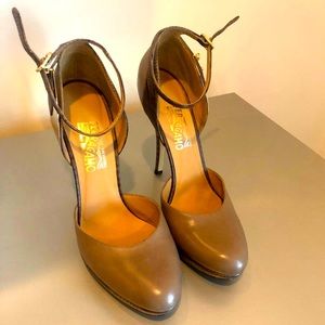 Gorgeous Savatore Ferragamo heels Size 39